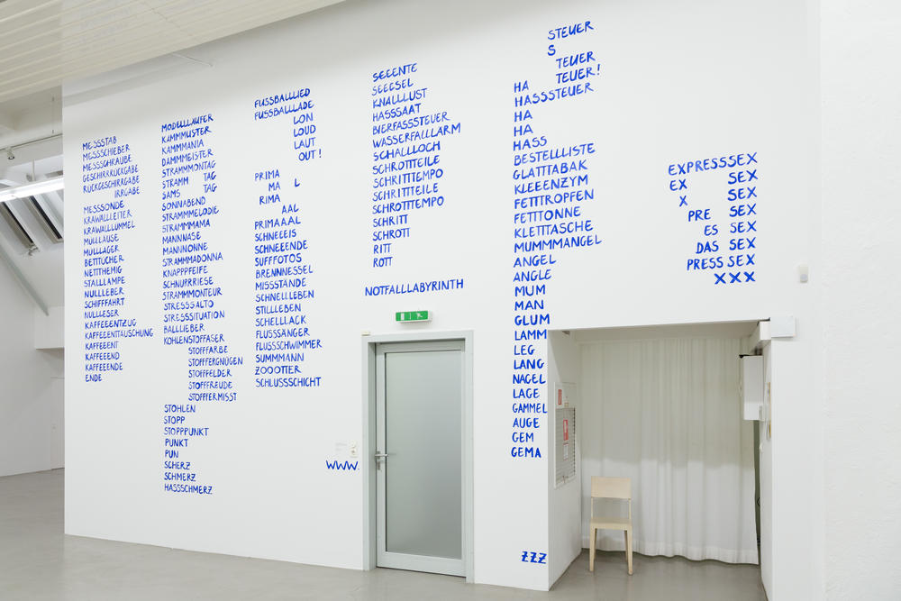 Eine Übersicht über die gesamte Wand mit blauen Textspalten